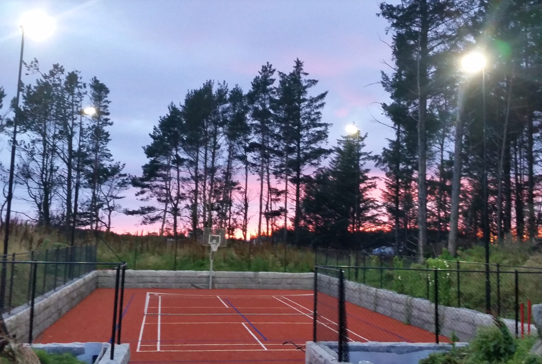 LED-Flomlys til tennisbane