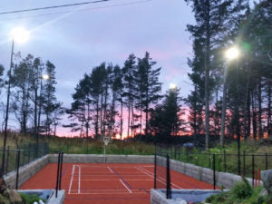 LED-Flomlys til tennisbane